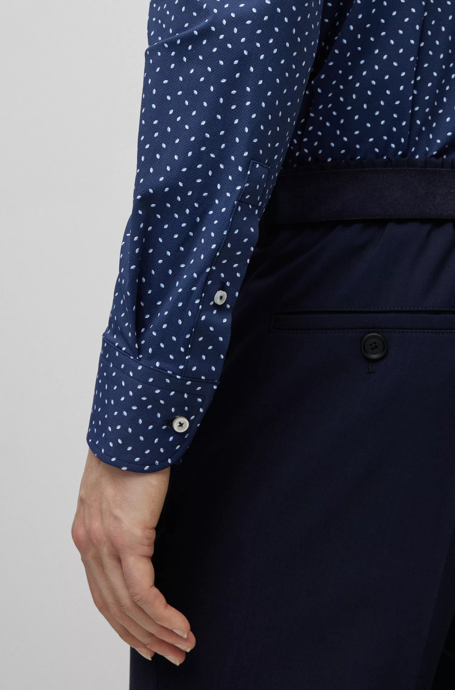 Camisa BOSS preta de corte slim em tecido elástico de alta performance com estampa.