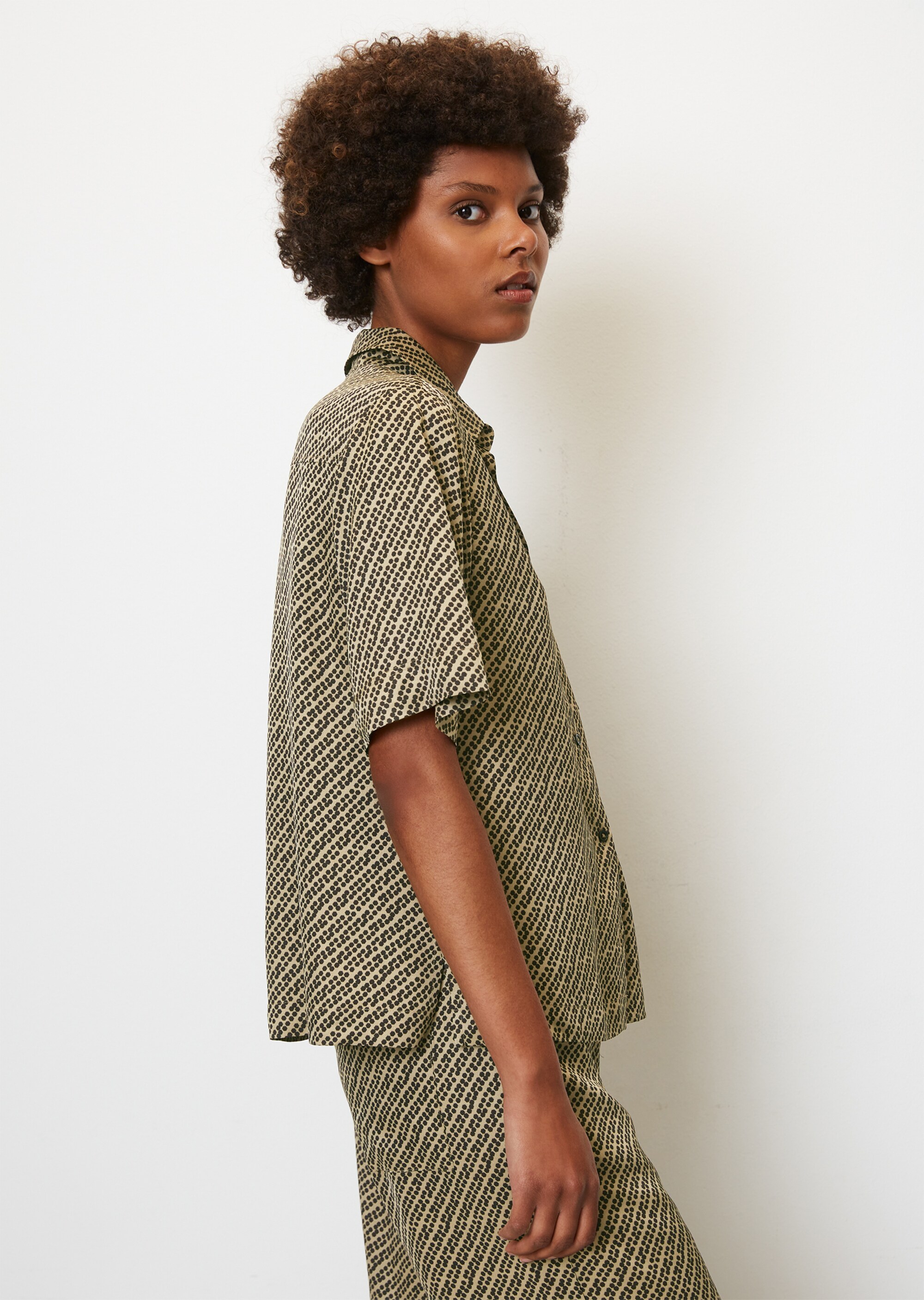 Fließende Print-Kurzarm-Bluseaus Viskose-Twill