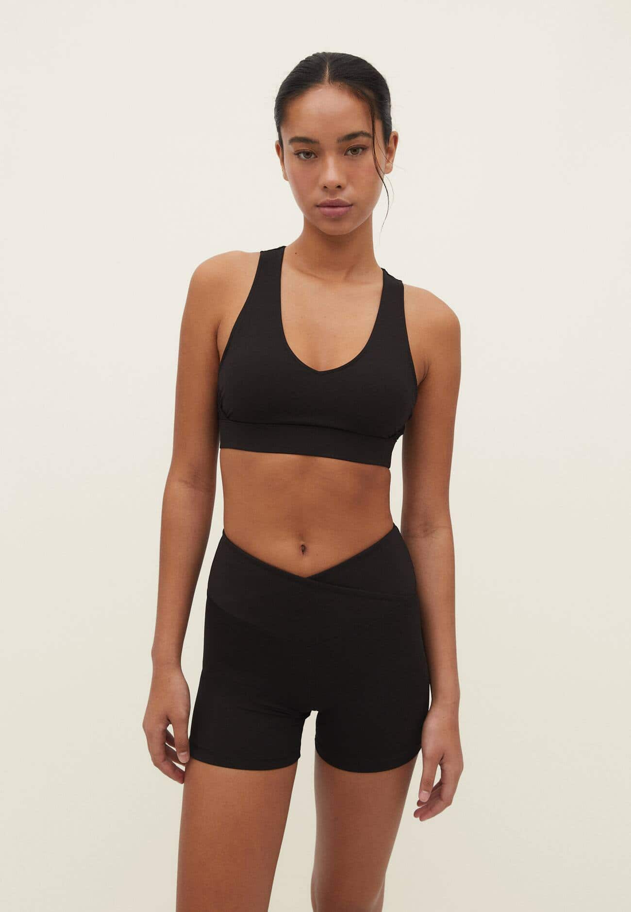 Shorts curtos com cós cruzado