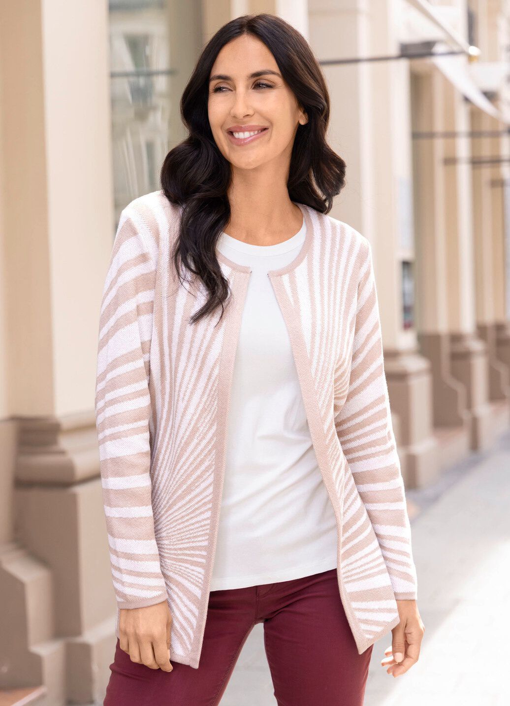 Strickjacke in Sonnenstrahlen-Dessin