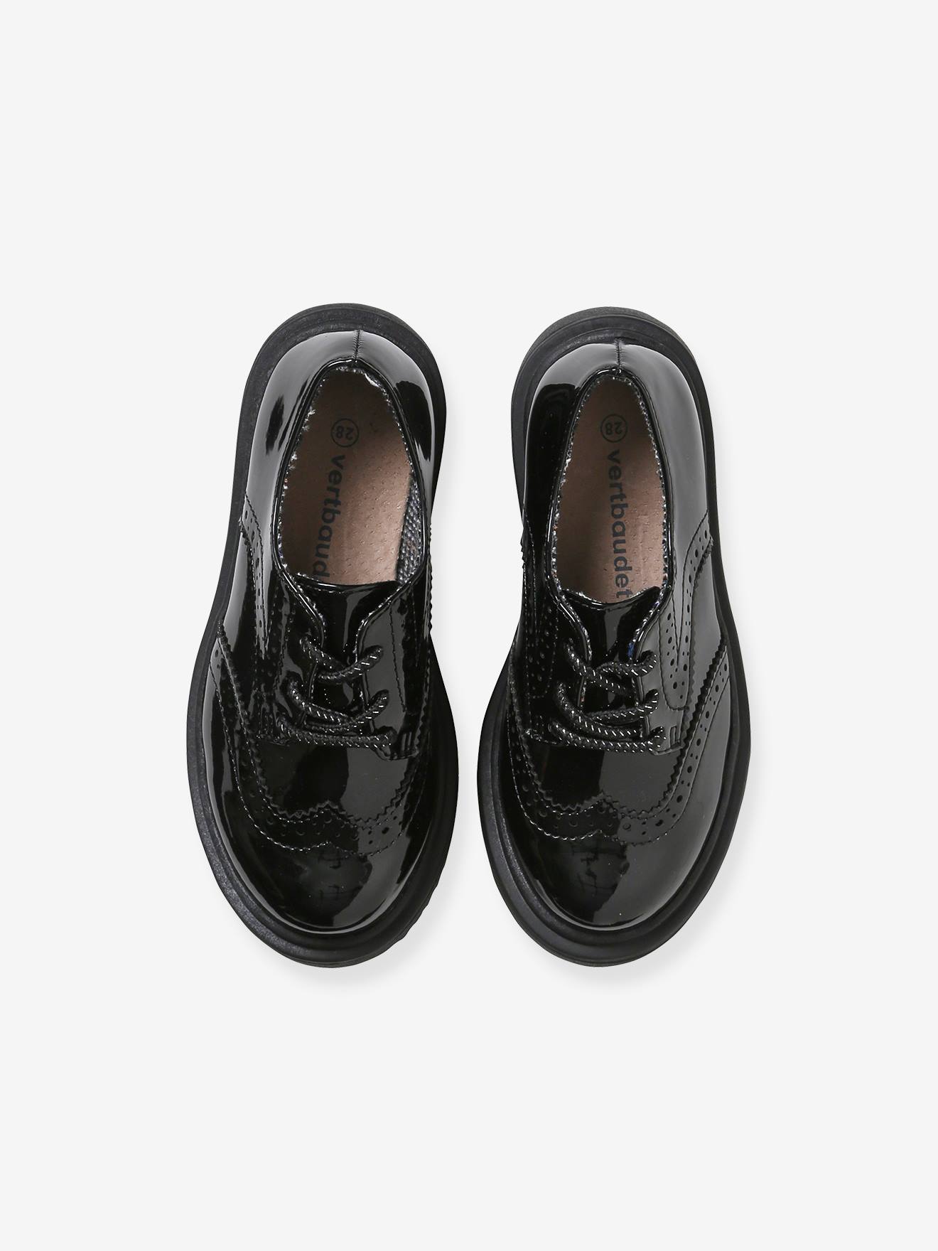 Sapatos derby infantis em verniz preto com sola entalhada.