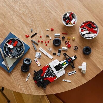 LEGO Icons 10330 McLaren MP4/4 og Ayrton Senna