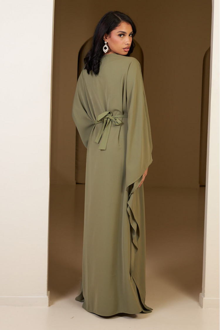 Abaya kaki ceinturée à empiècement plume sur un côté