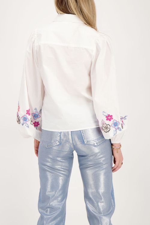 Witte blouse met blauwe kralen bloemen