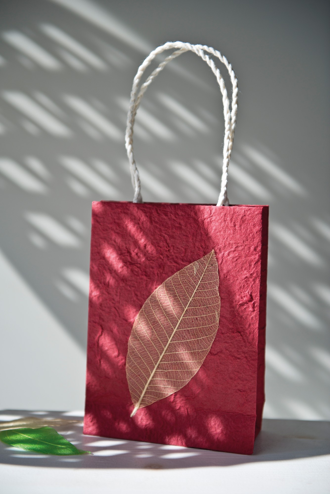 Tasche aus handgeschöpftem Papier, rot, L 11,5 cm, B 5 cm,  H 16 cm günstig bestellen