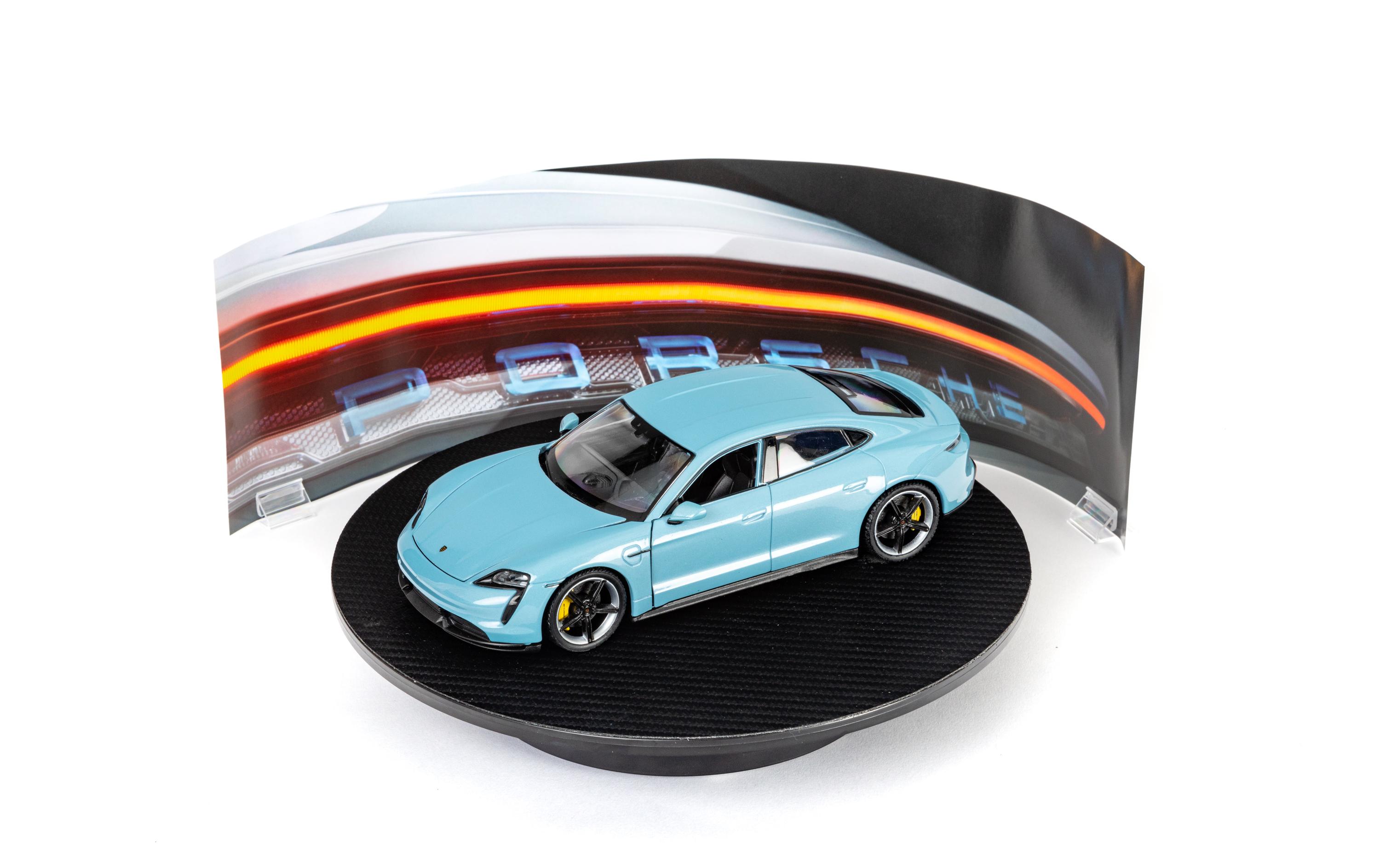 Adventskalender Porsche Taycan 1:24, Deutsch/Englisch<br>Auto Modellbausatz Adventskalender