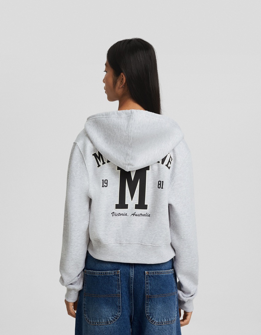 Blusa de moletom cropped com zíper e estampa.