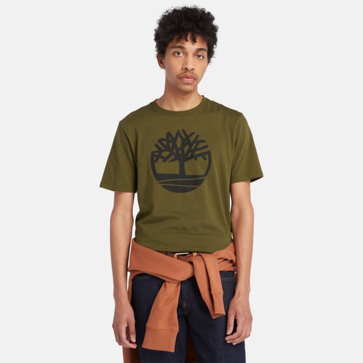 Camiseta masculina verde com o logotipo da árvore do rio Kennebec.