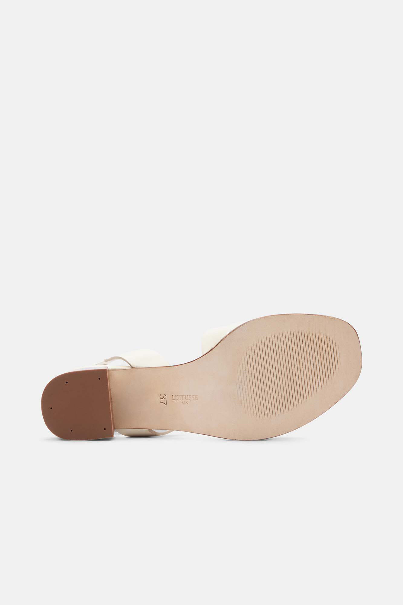Sandálias lisas de couro bovino na cor off-white - Brancas