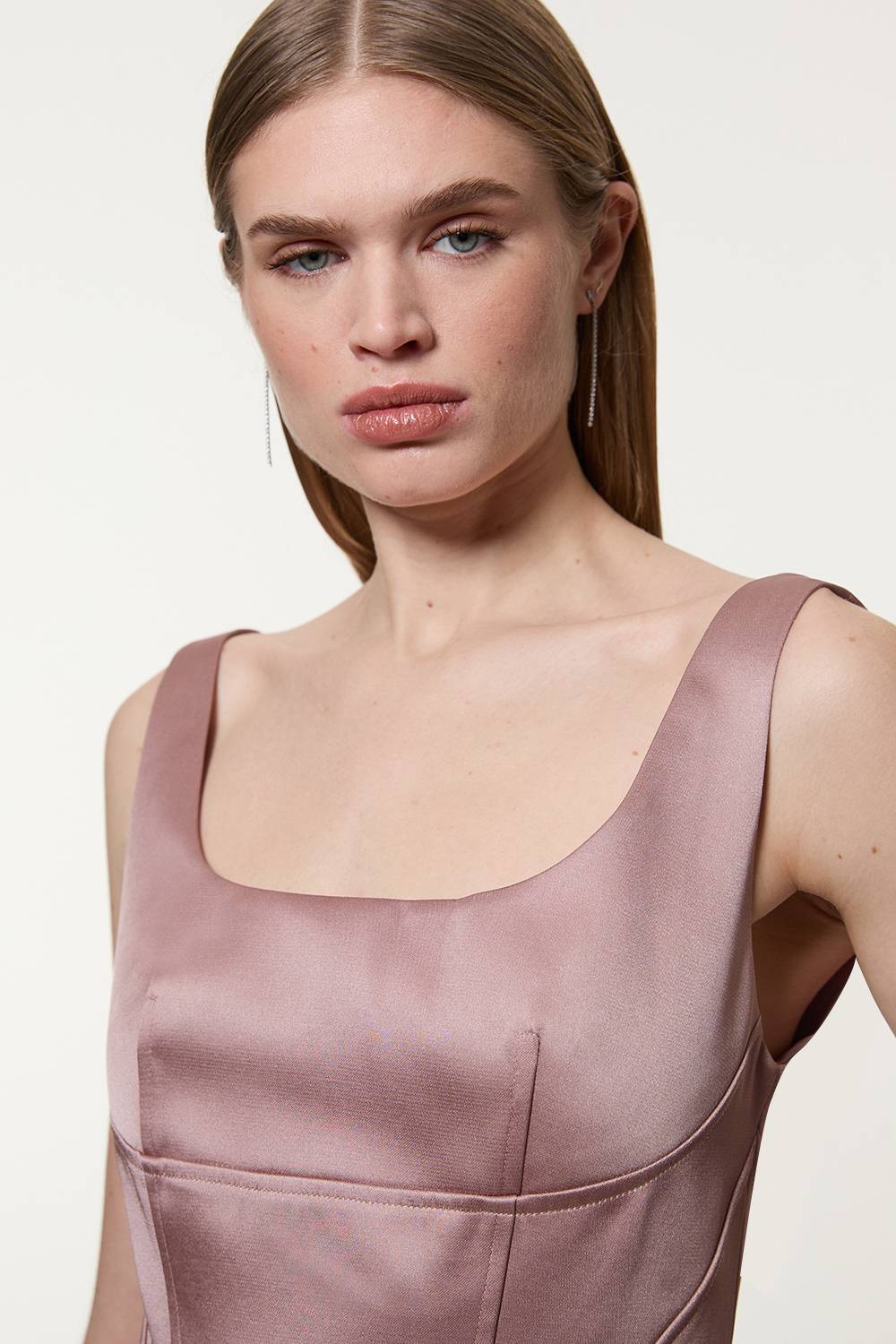 KarenMillen Robe mini en satin de viscose structurée, coupée sur mesure avec détail de couture