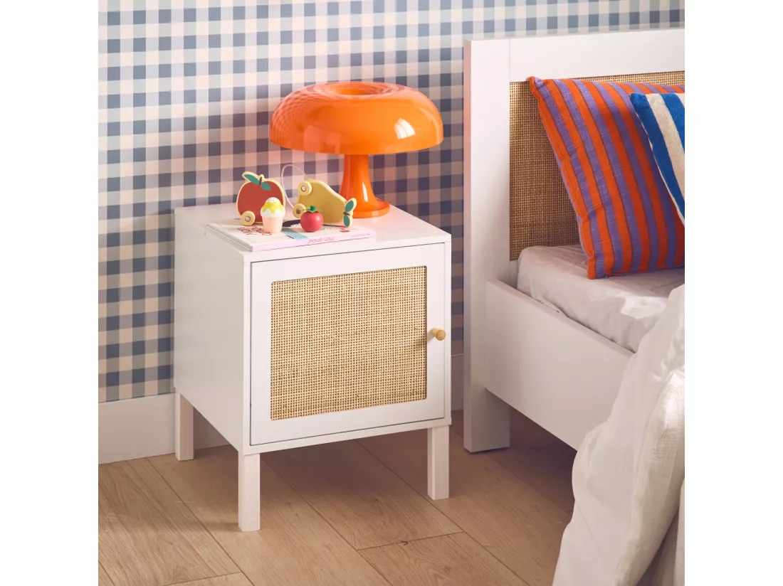 Table de chevet enfant effet bois blanc et cannage