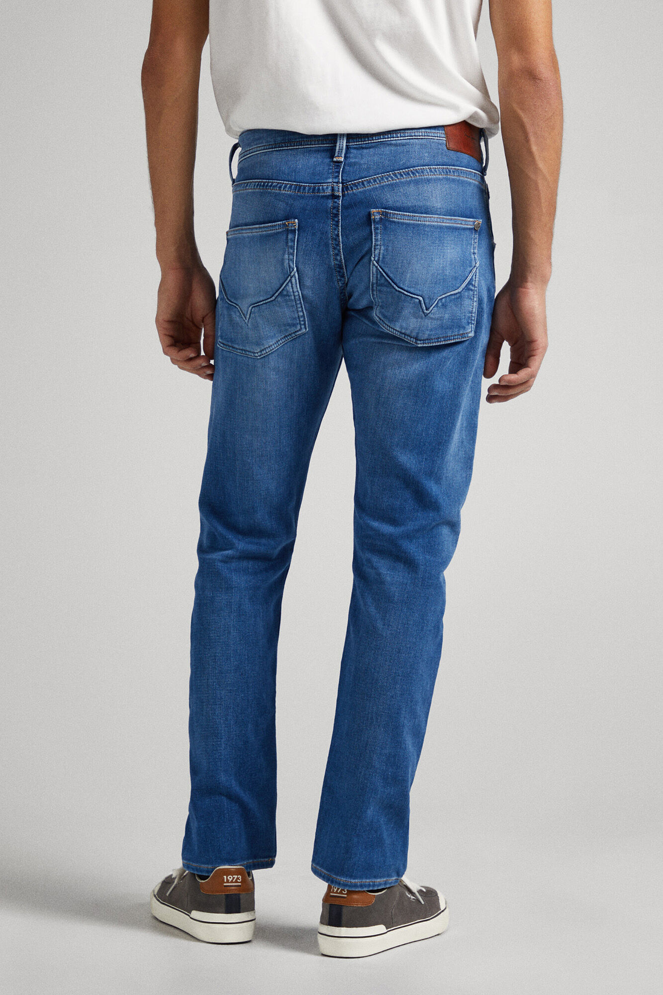 Calça jeans estilo esportivo com cintura regular