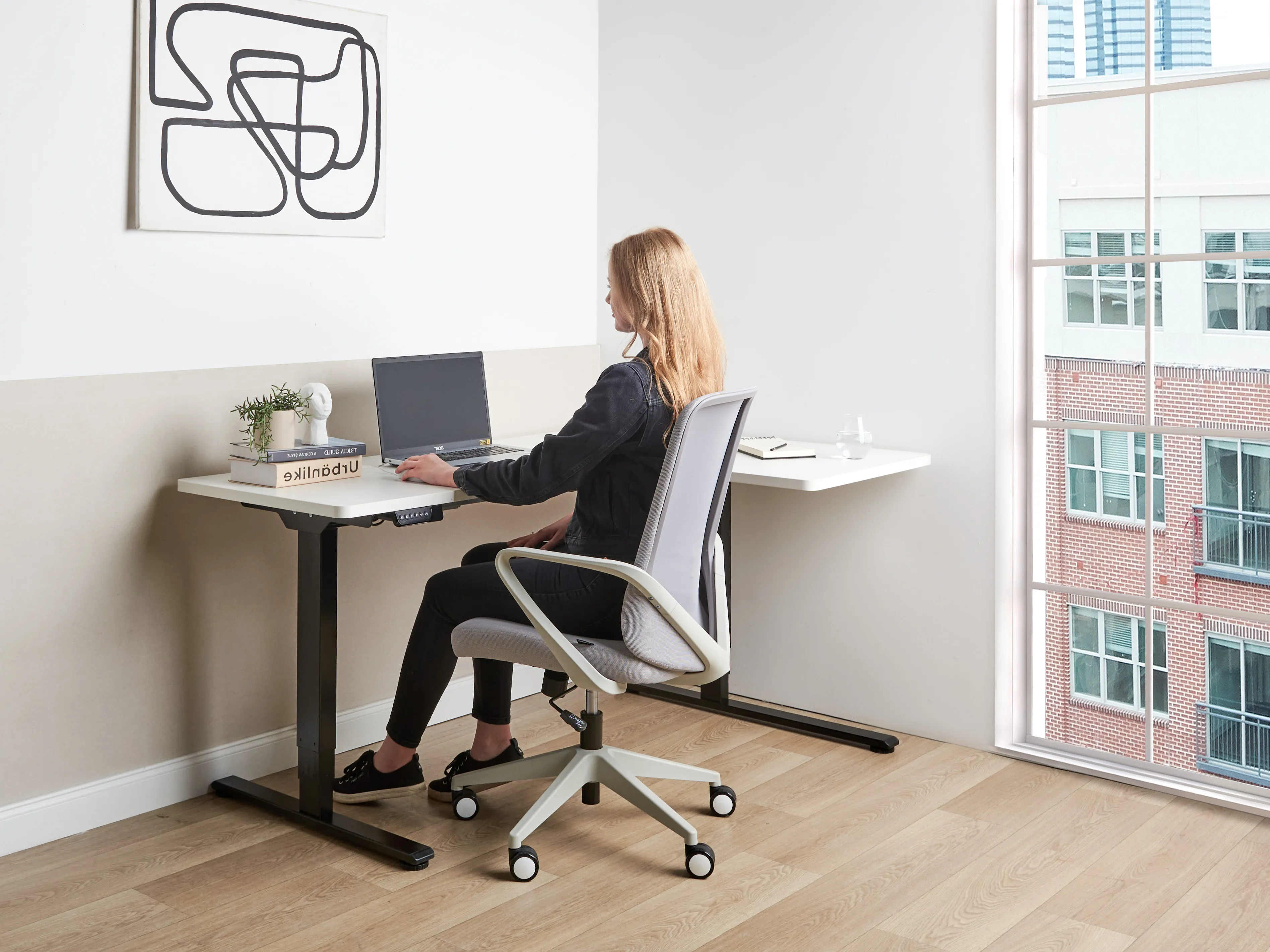 Elektrisch verstelbaar hoekbureau DESTINES Wit/zwart 160 cm 109 cm rechtszijdig