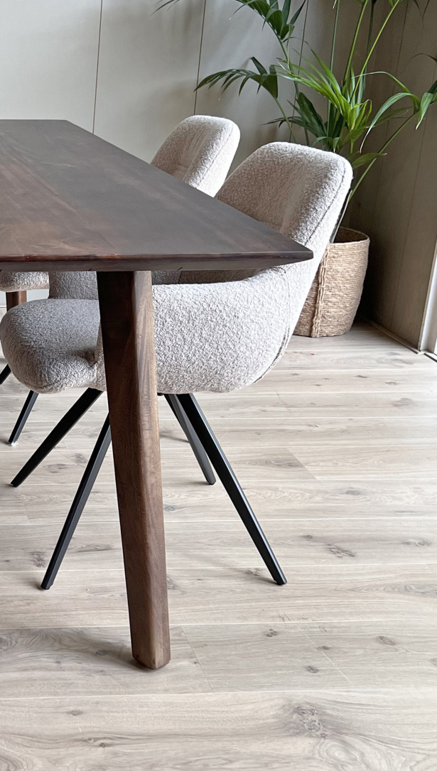 Eetkamertafel Mango walnoot met houten poot 200x100cm