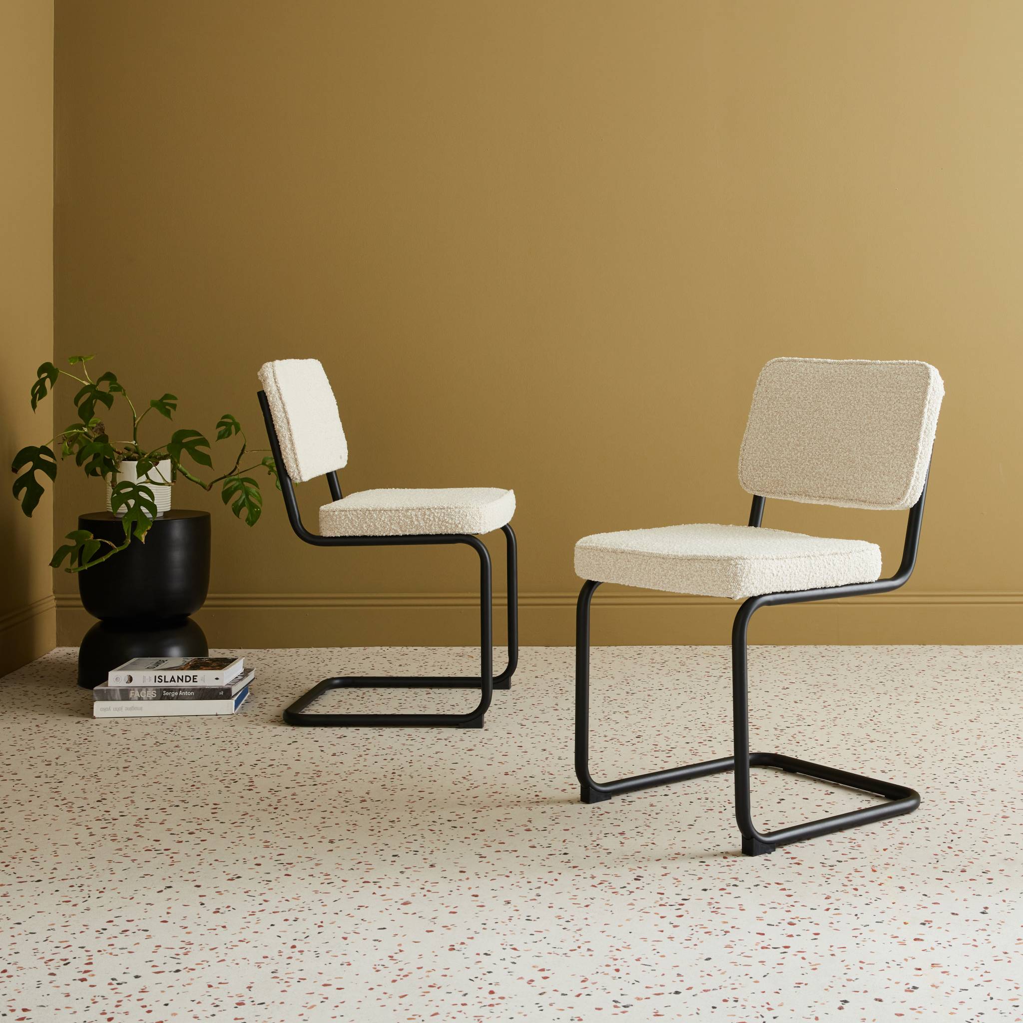 Lot de 2 chaises cantilever bouclette texturée blanc cassé. Maja. L46 x p54.5x h84.5cm