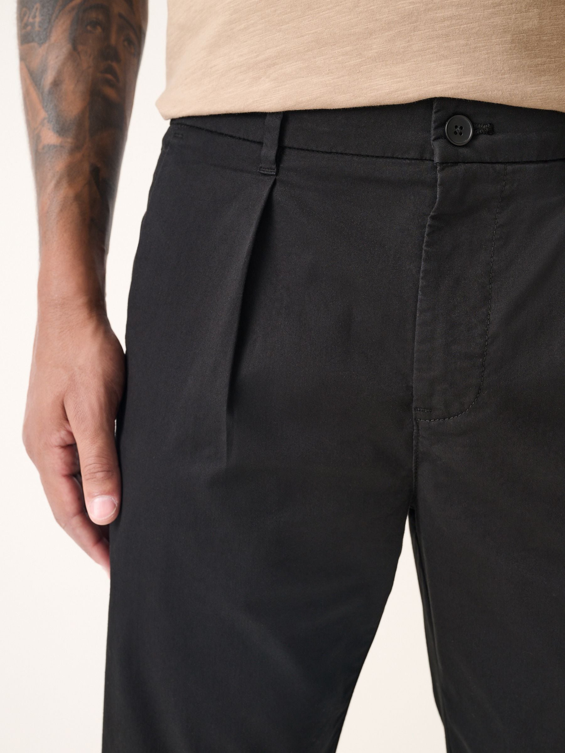 Zwart - Lichtgewicht geplooide stretch chinobroek