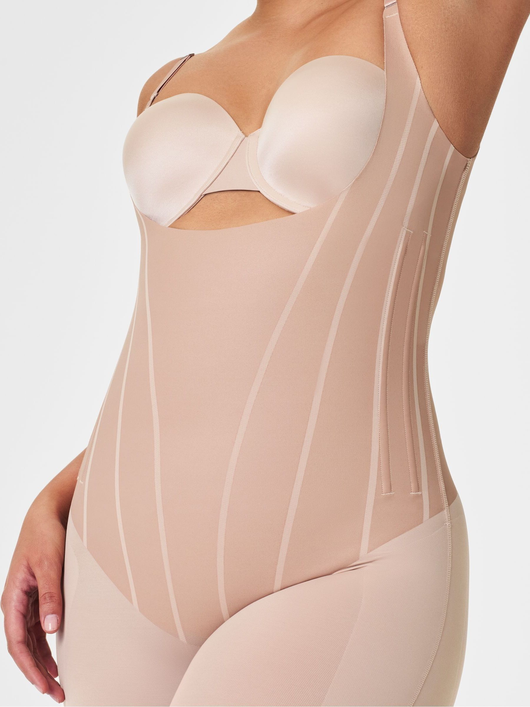 Licht beige - SPANX SPANXsupersculpt™ TotalContour Open-Bust Mid-Thigh Bodysuit