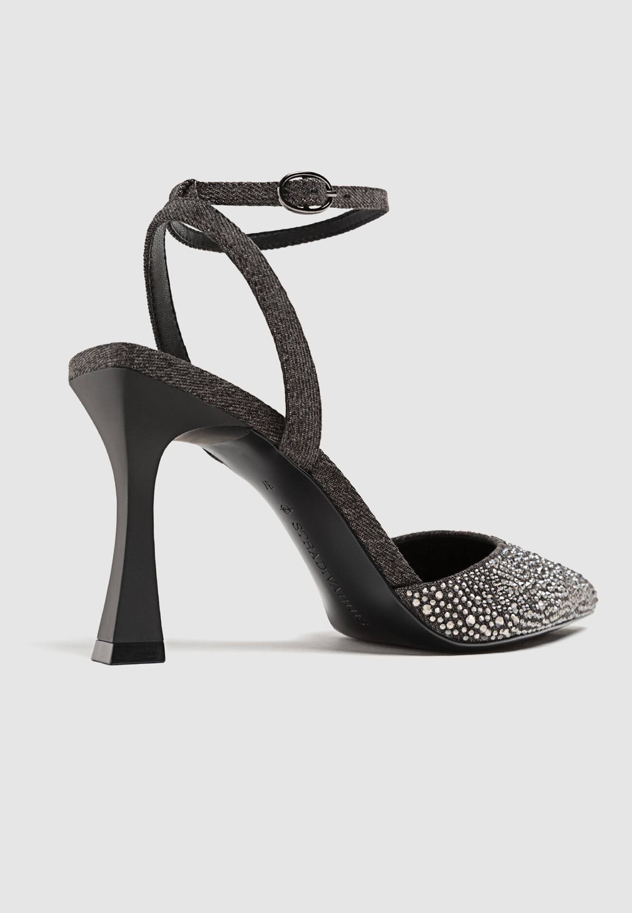 Sapatos de salto alto em jeans com strass