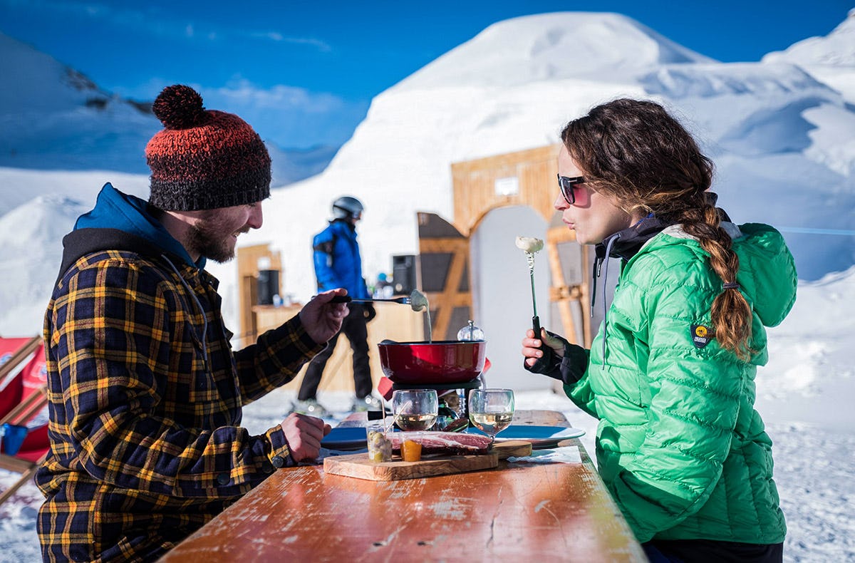 Fondue im Iglu Gstaad