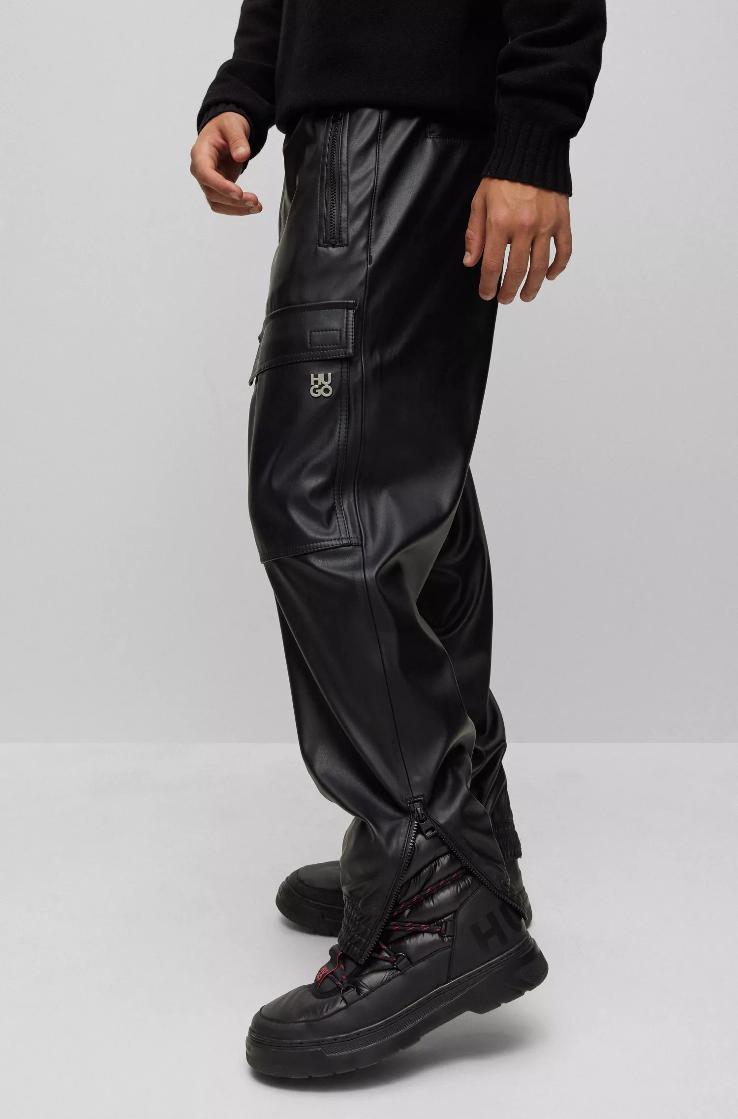 Calça cargo HUGO vermelha com punhos, corte regular, em couro sintético.