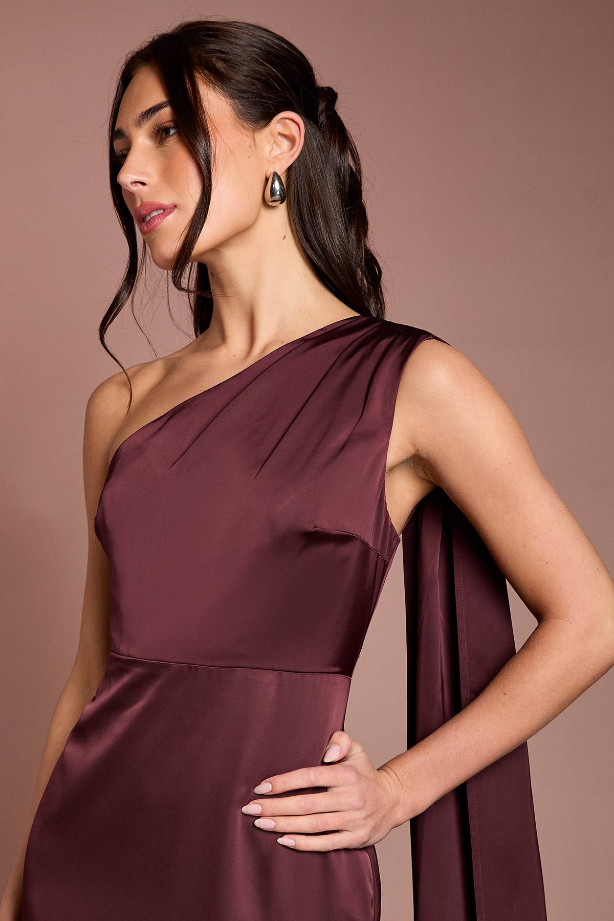 Coast Robe de Demoiselle d'Honneur Longue en Satin Coast Honoured Petite à Une Épaule Drapée