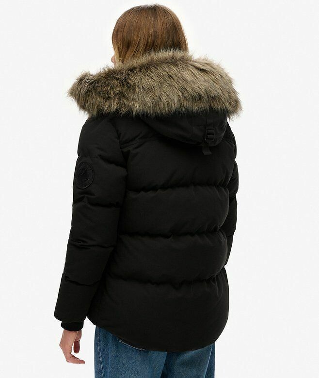 SUPERDRY<br>Jaqueta curta de plumas com capuz de pele sintética