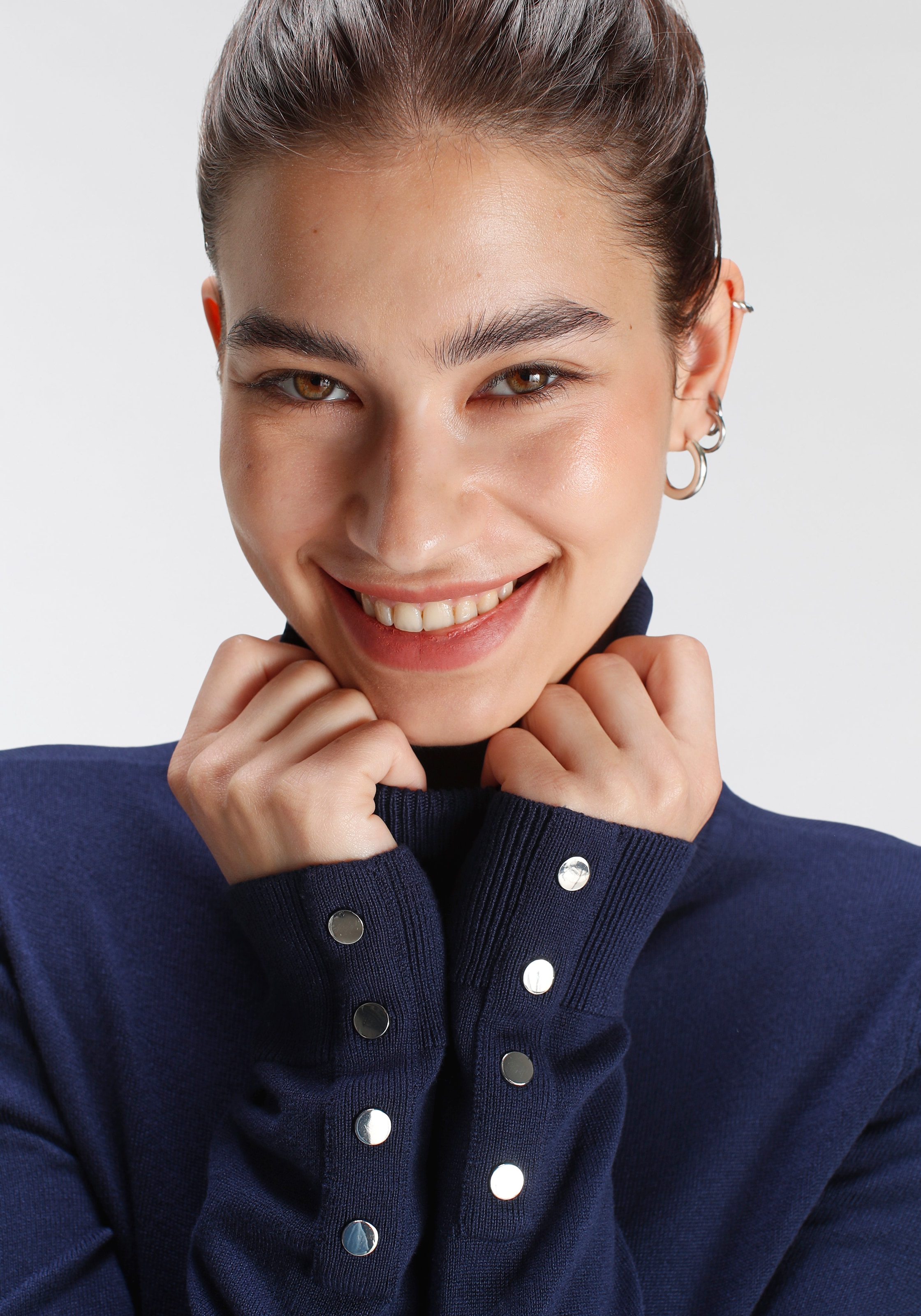Tamaris Rollkragenpullover , in enger Form mit Knopfdetails