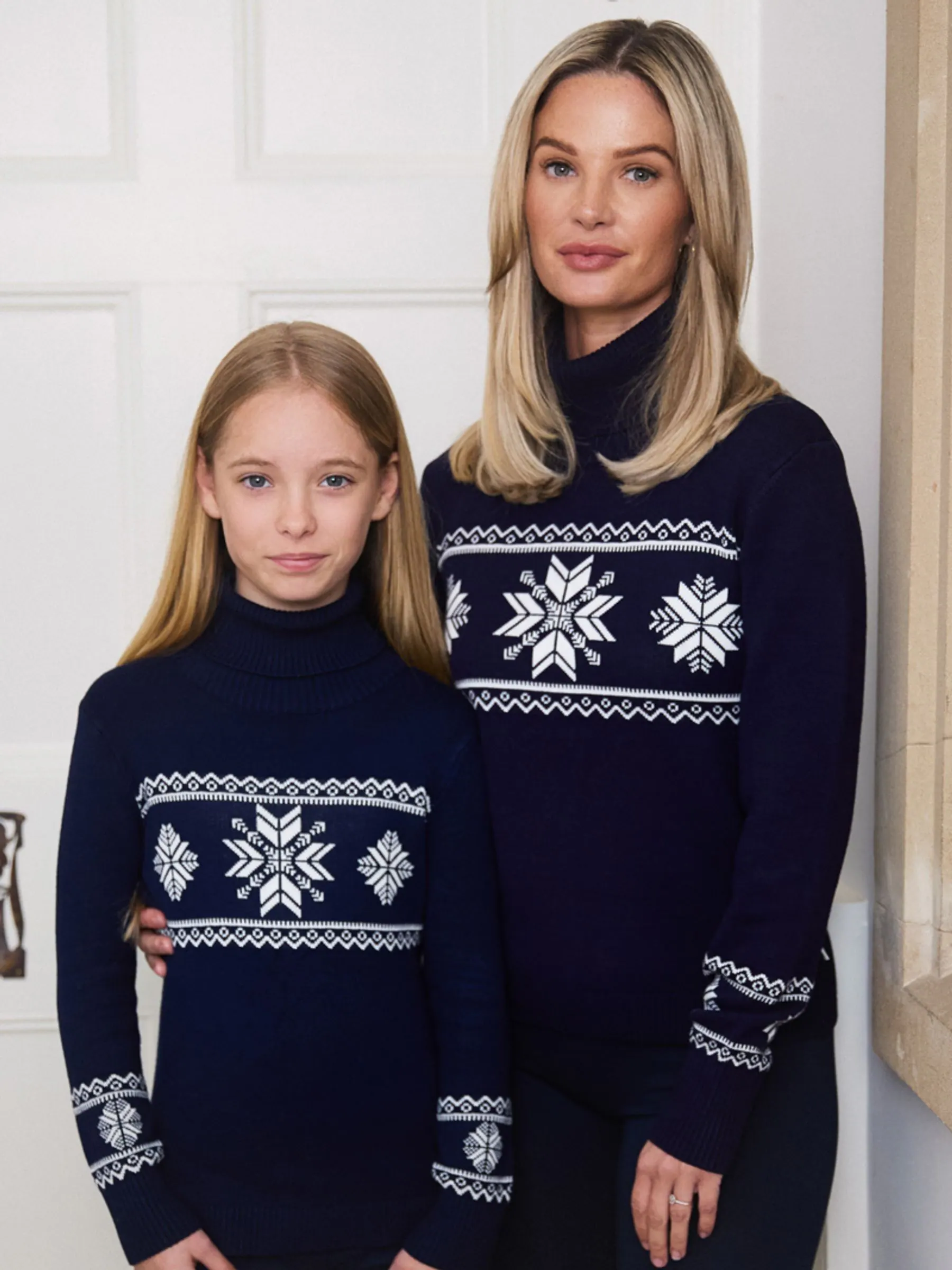 The Little Tailor Nauwsluitende kindertrui in blauw met sneeuwvlokken
