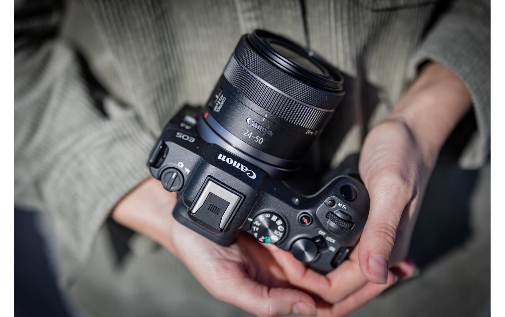 Fotokamera EOS R8 24-240mm Tasche 128 GB Kit<br>Vollformat-Hybridkamera mit Objektiv, Tasche und 128 GB Speicherkarte
