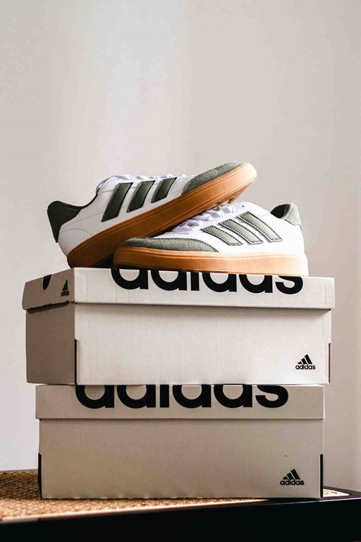 Adidas Courtblock Sneakers wit Imiatieleer