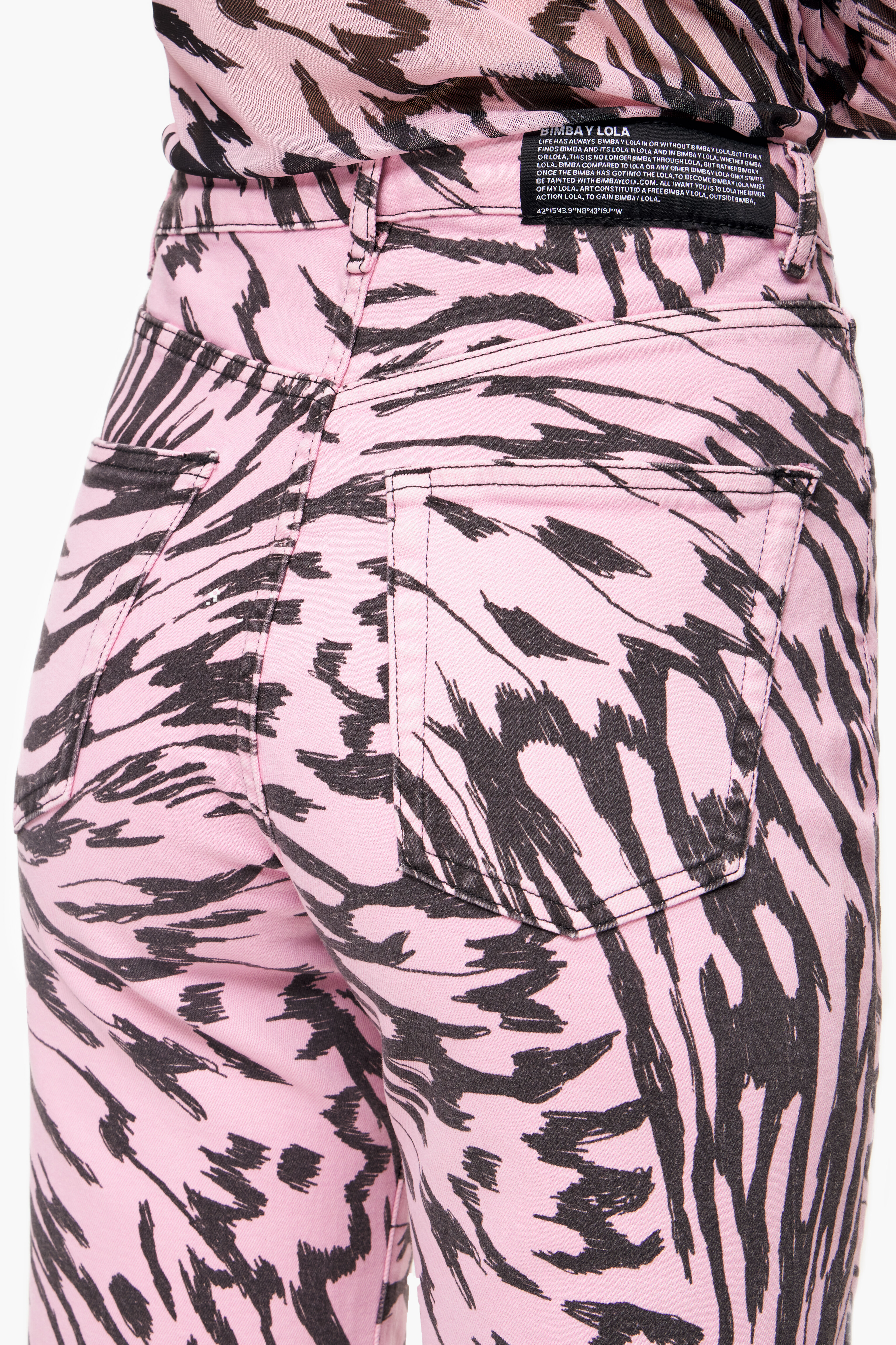 CALÇA JEANS RETA CROPPED - Estampa de Asas de Borboleta Rosa