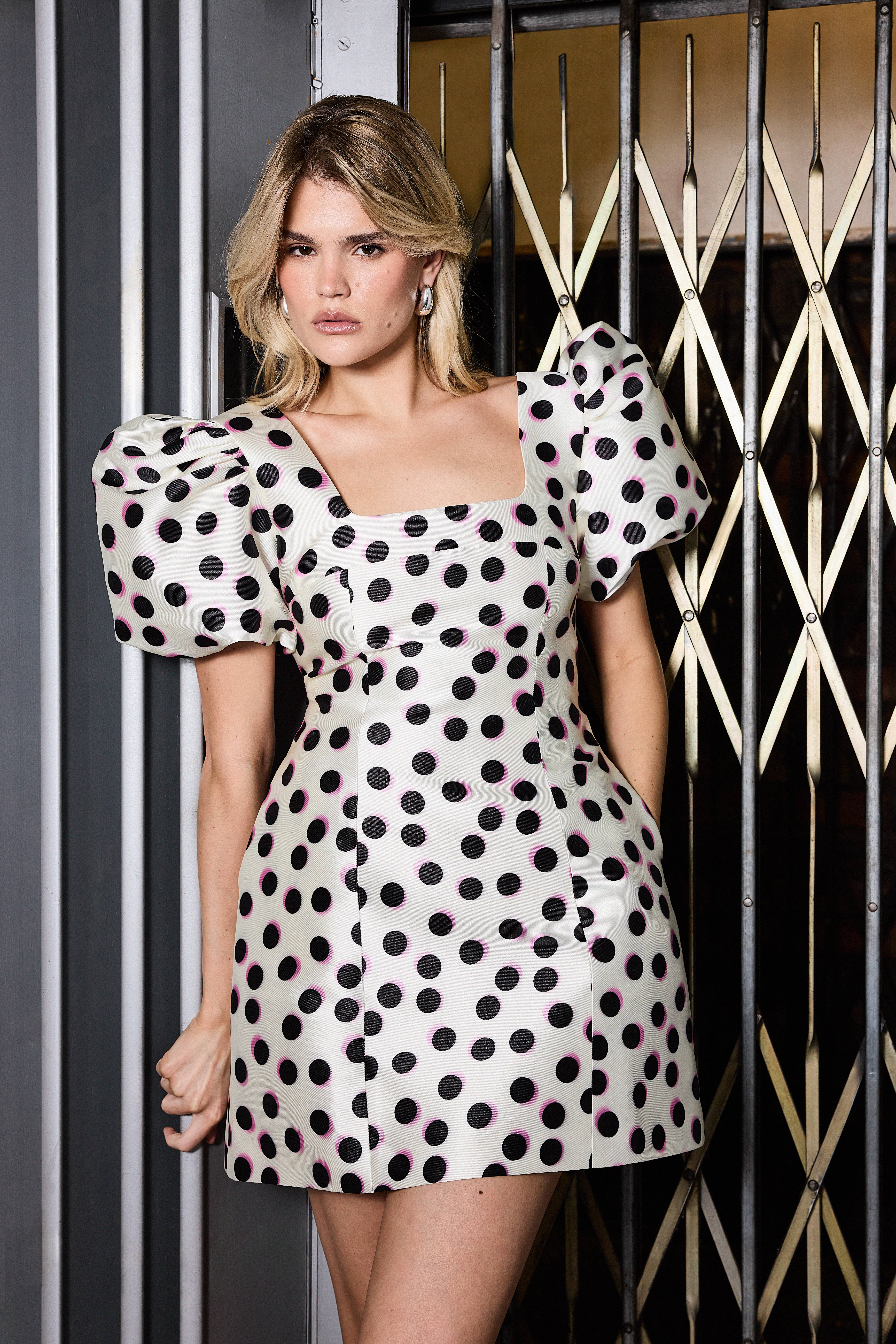 Warehouse Robe Mini Évasée à Pois avec Manches Bouffantes