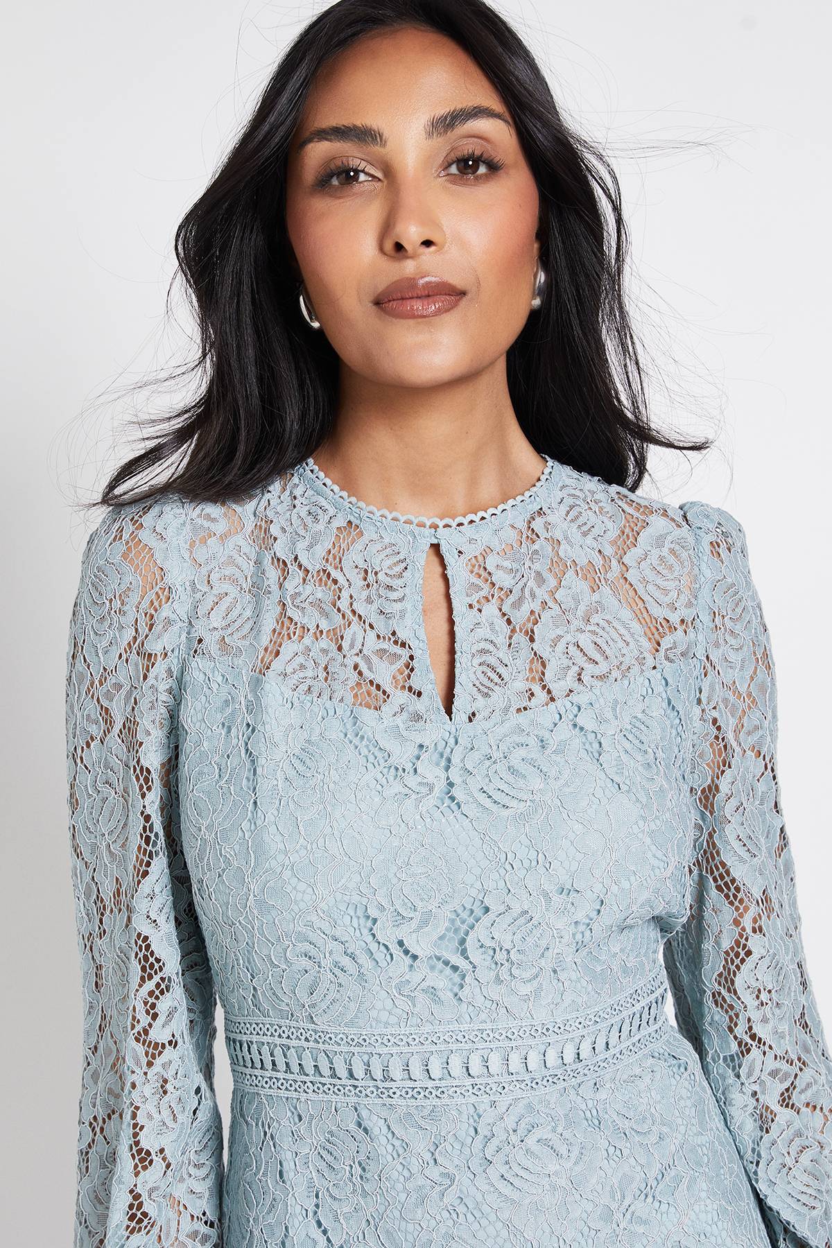 Wallis Robe Midi En Dentelle À Col Montant Avec Volants Pour Petite Taille