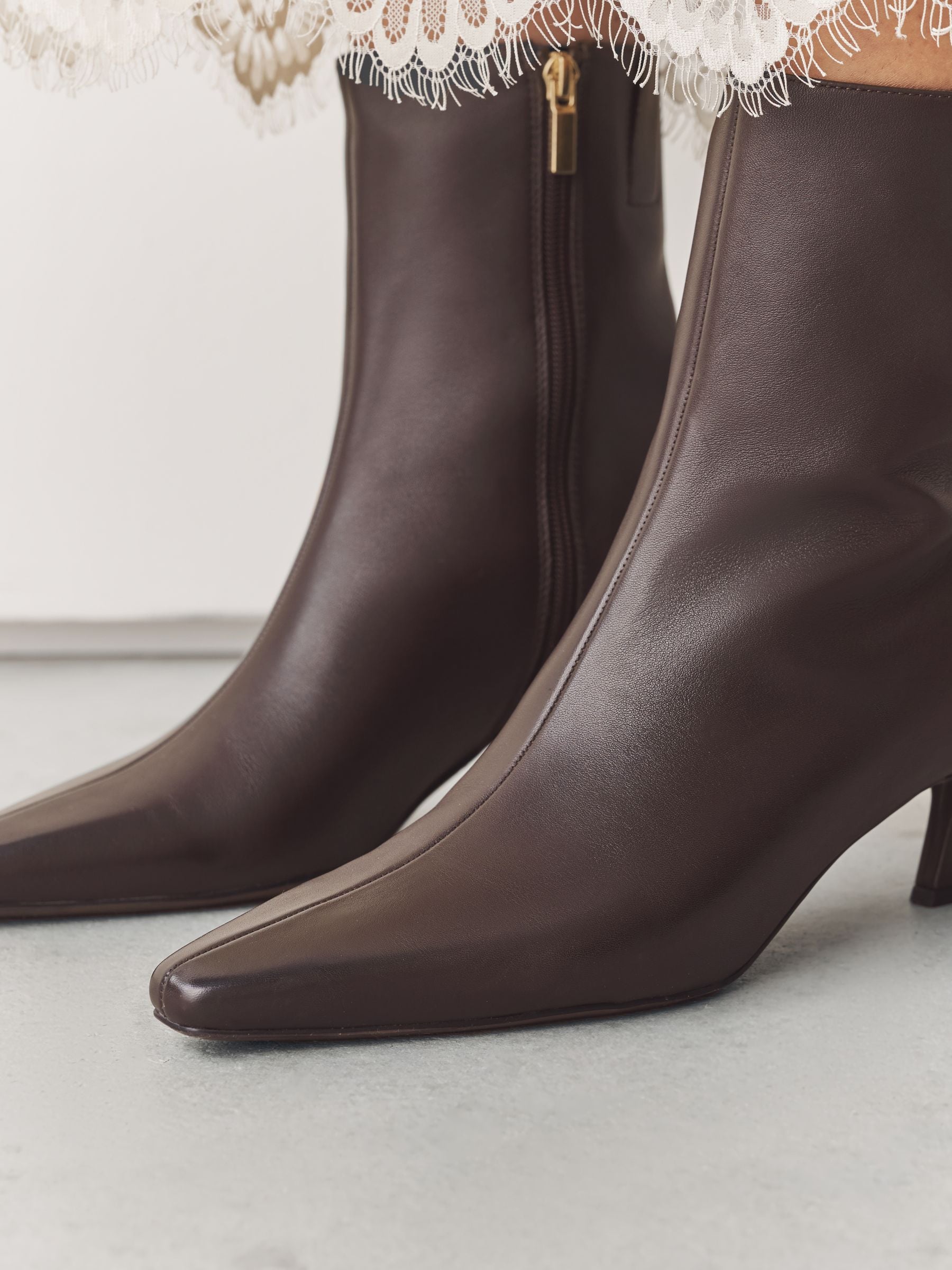 Chocoladebruin leer - Forever Comfort® enkellaarsjes met hak en spitse neus