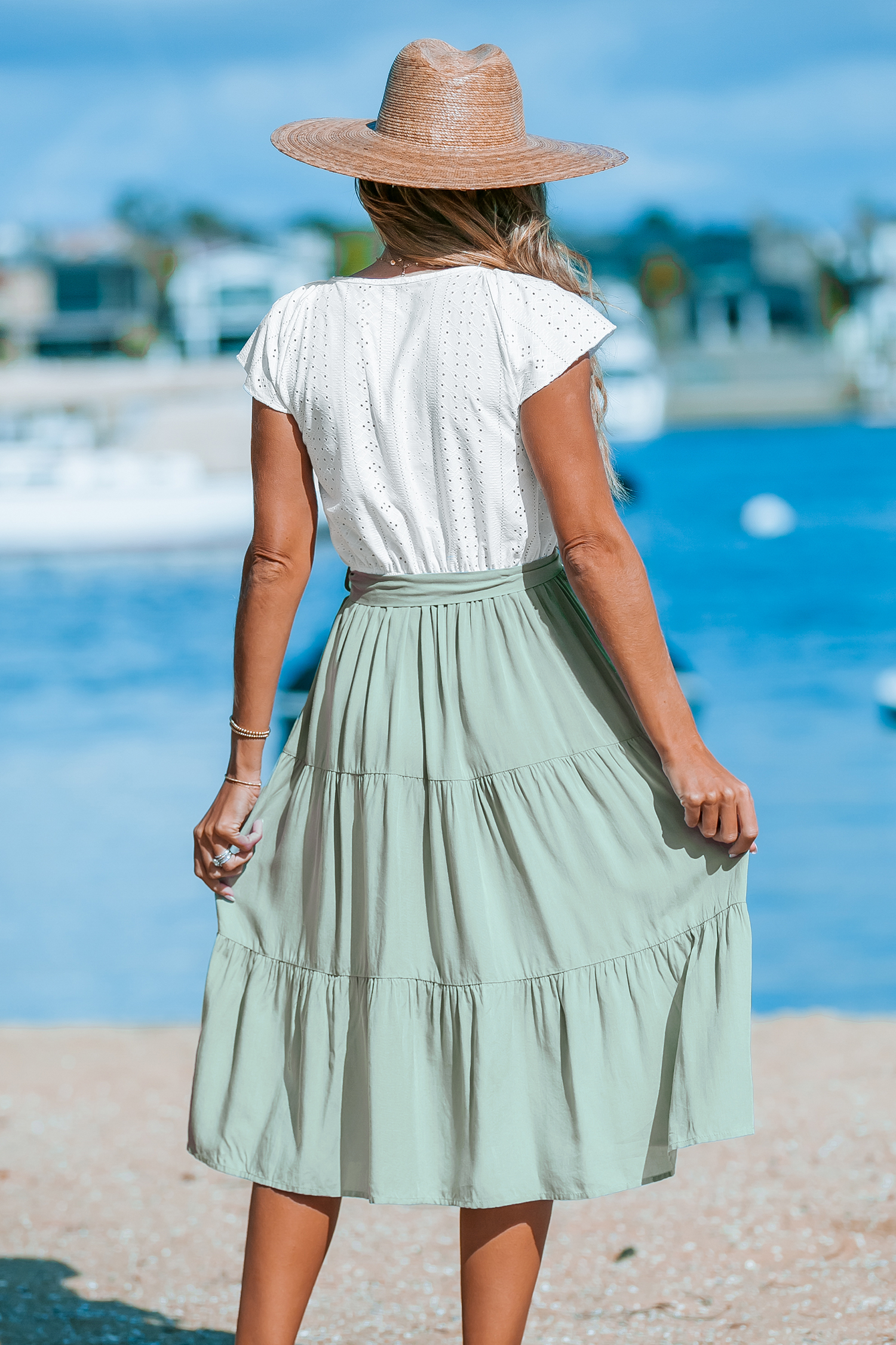 Robe midi avec haut à volants en œillets blancs et jupe verte