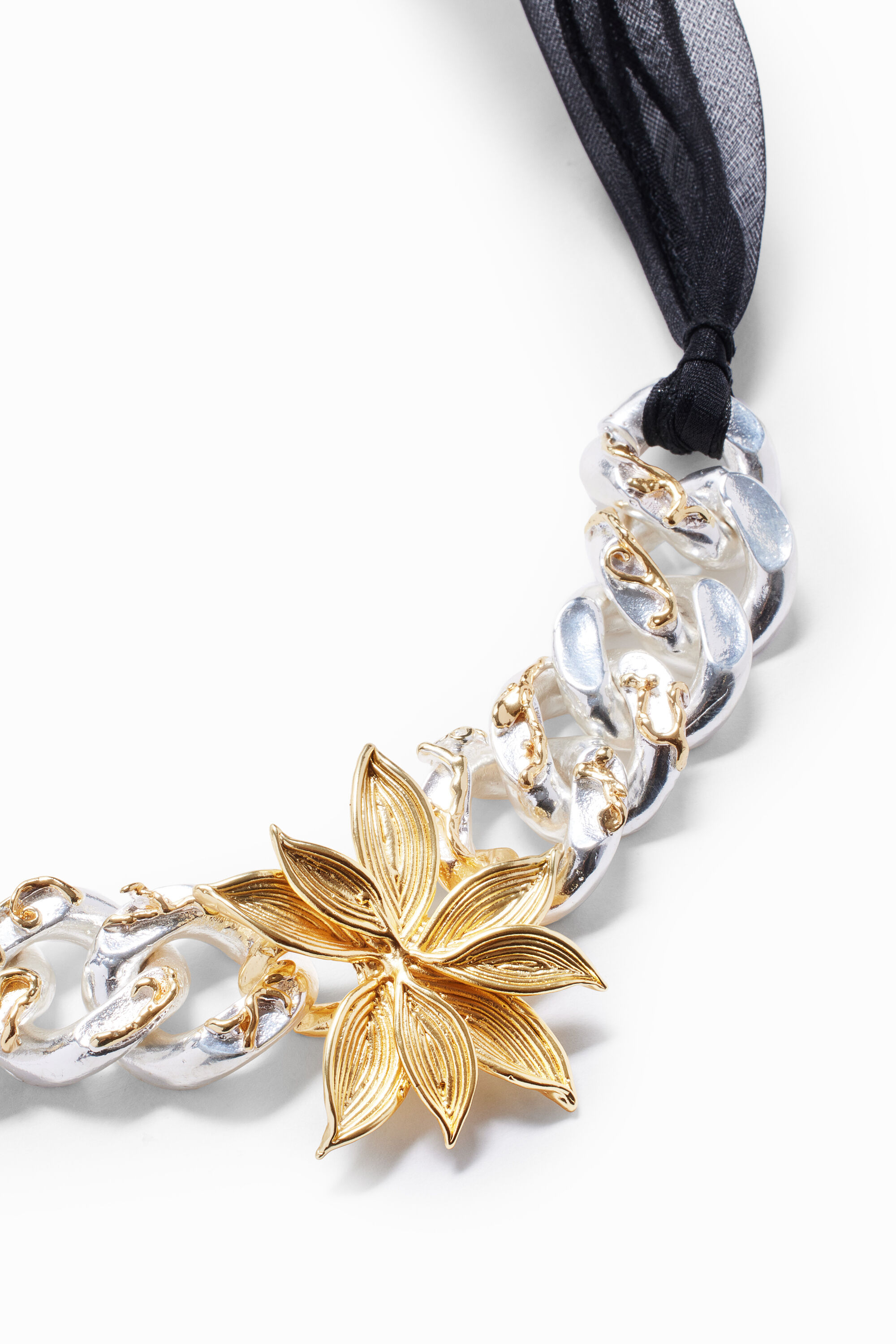 Colar Zalio com pingente de flor e corrente banhada a ouro e prata.