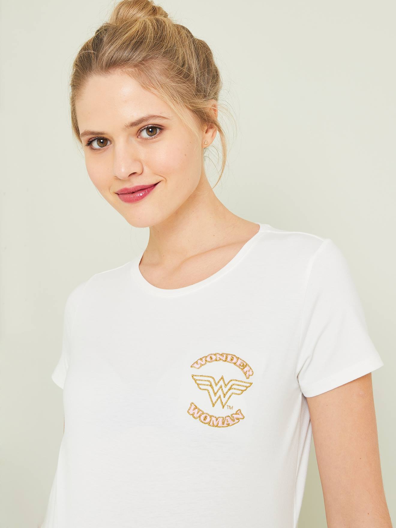 Camiseta de maternidade Mulher Maravilha®, tamanho médio, branca, lisa