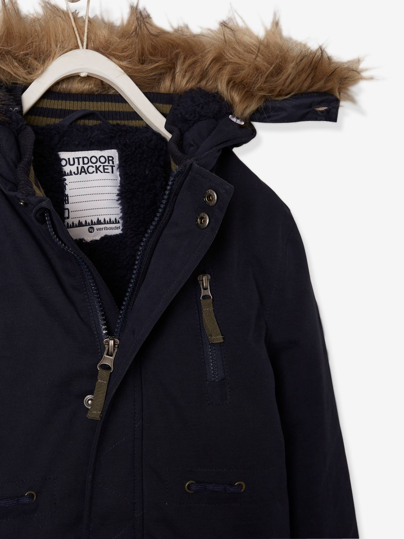 Parka infantil com forro de pelúcia azul-escuro liso e estampas.
