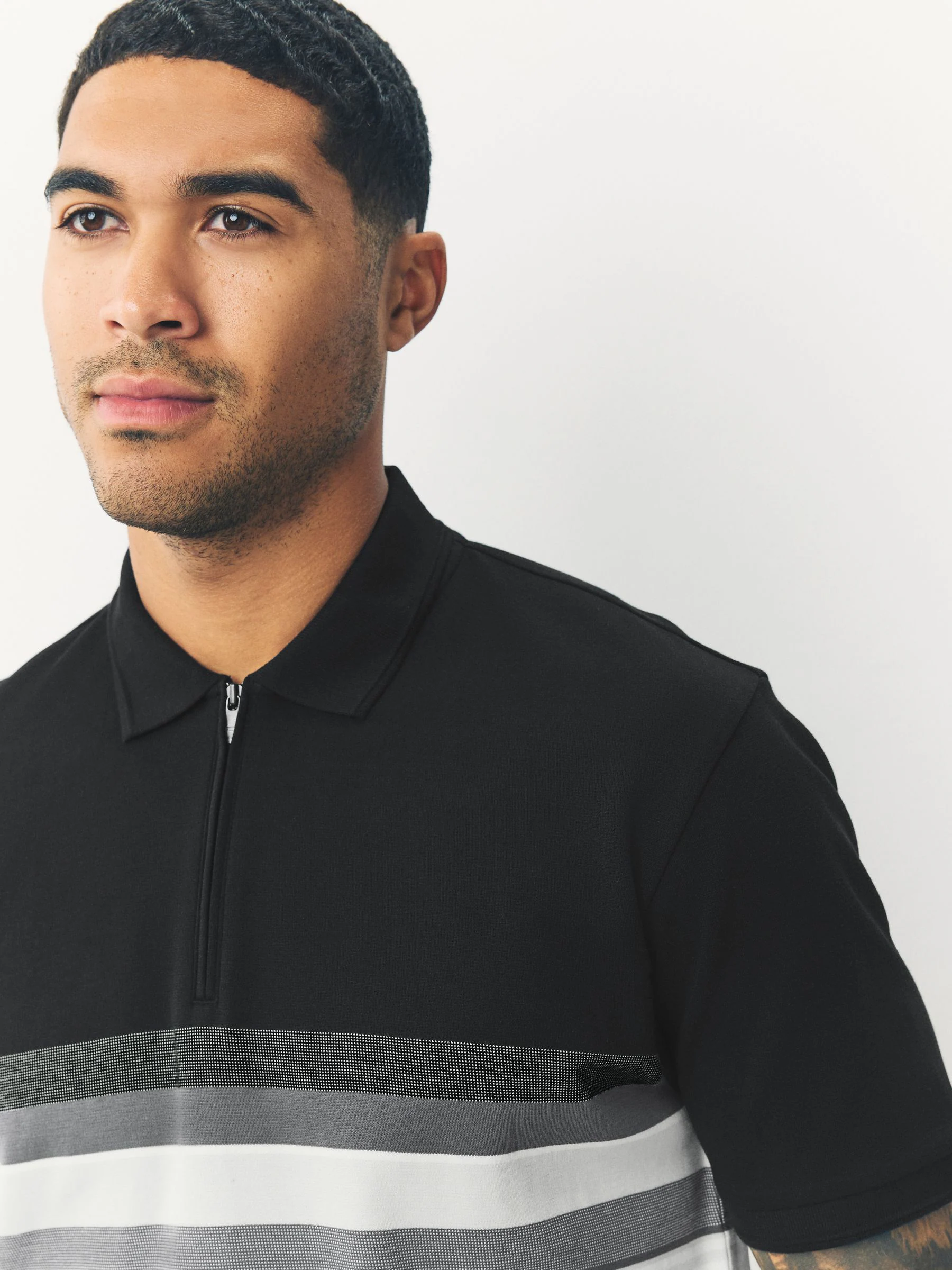 Zwart/wit - 100% katoenen poloshirt met korte mouwen, rits bij de hals en kleurvlakken