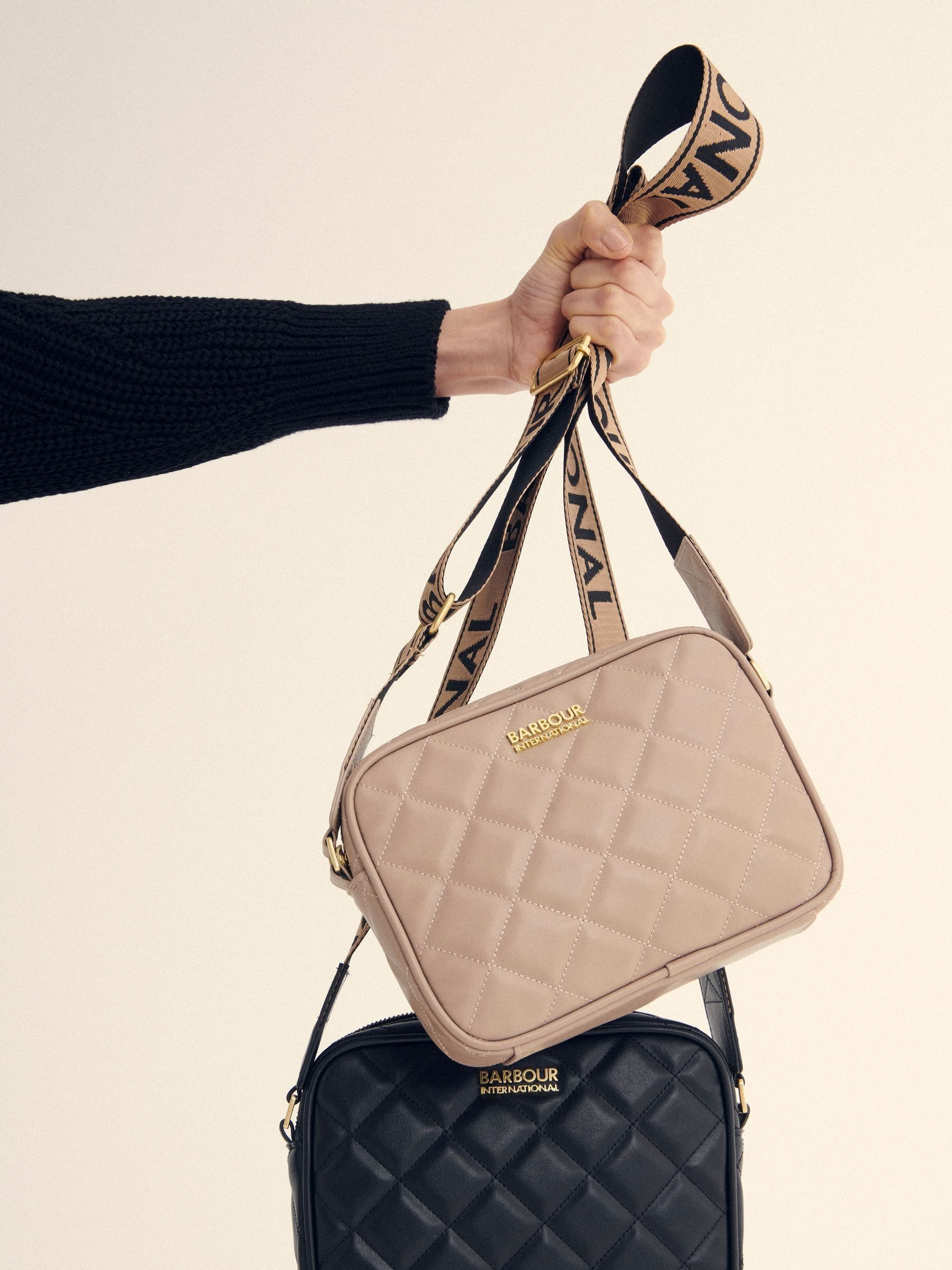 Licht beige - Barbour® International gewatteerde Sloane crossbodytas