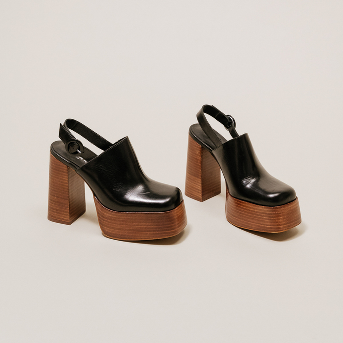 Mules à plateformes et bouts carrés  en cuir noir