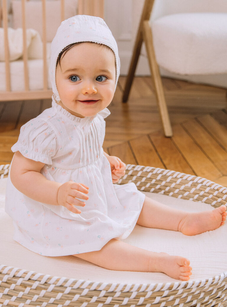Robe et béguin de naissance blancs à imprimé fleurs