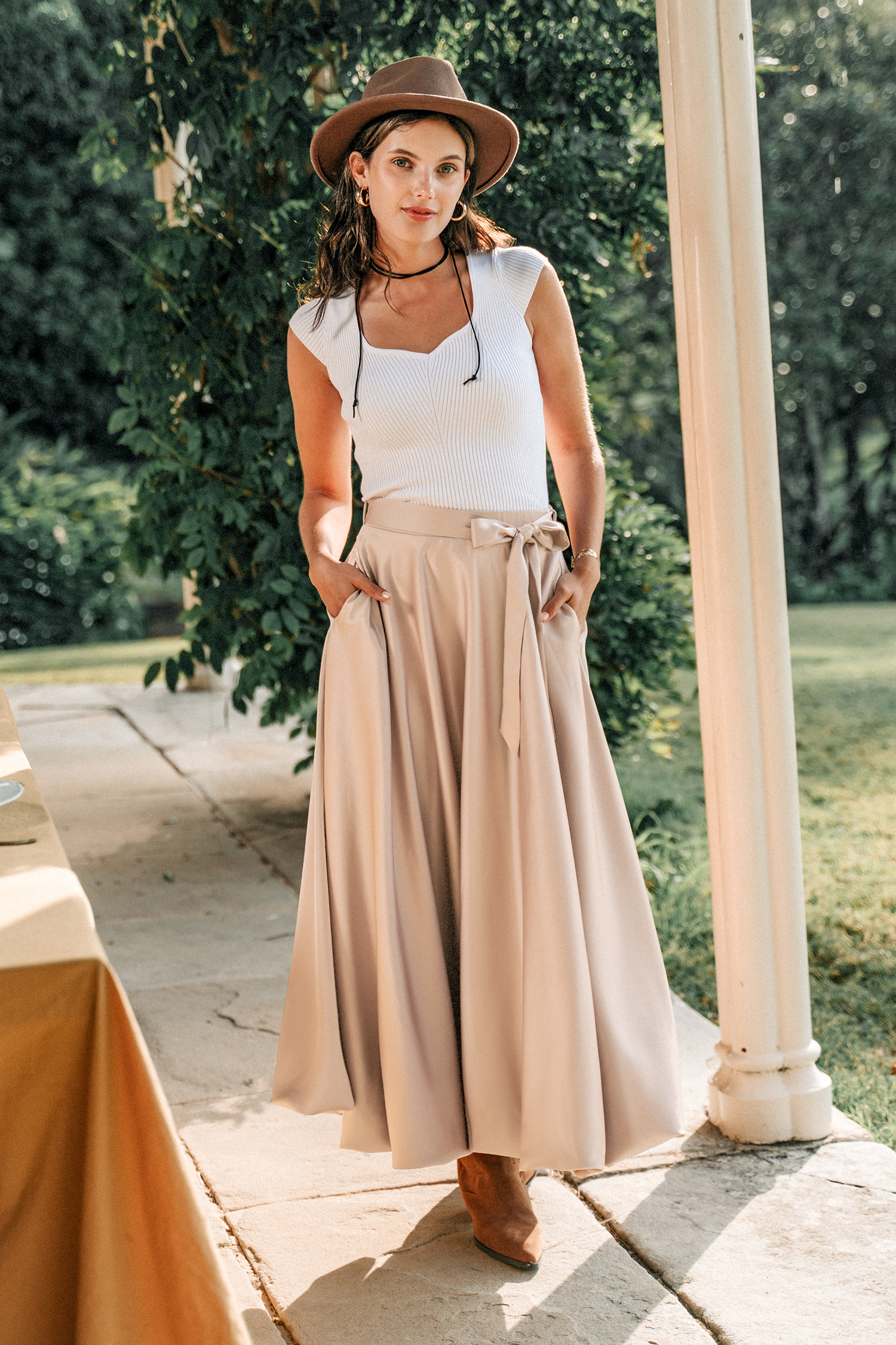 Jupe maxi en satin avec ceinture