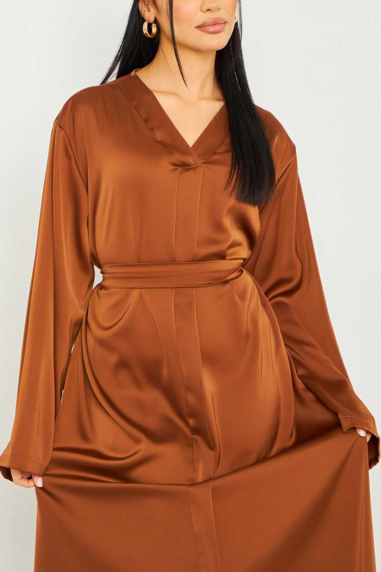 Robe longue satinée ceinturée marron