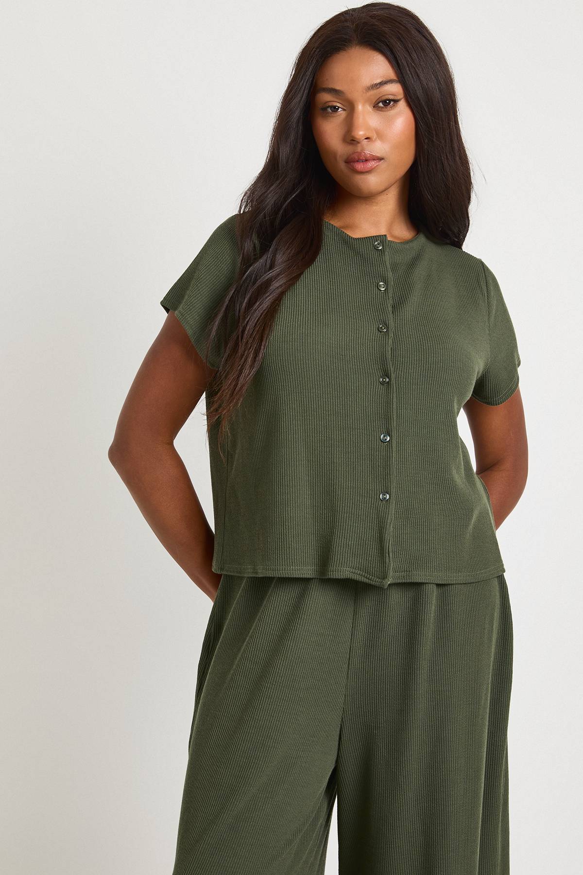 boohoo Ensemble Grande Taille Top Côtelé Froissé Boutonné À Manches Courtes Et Pantalon