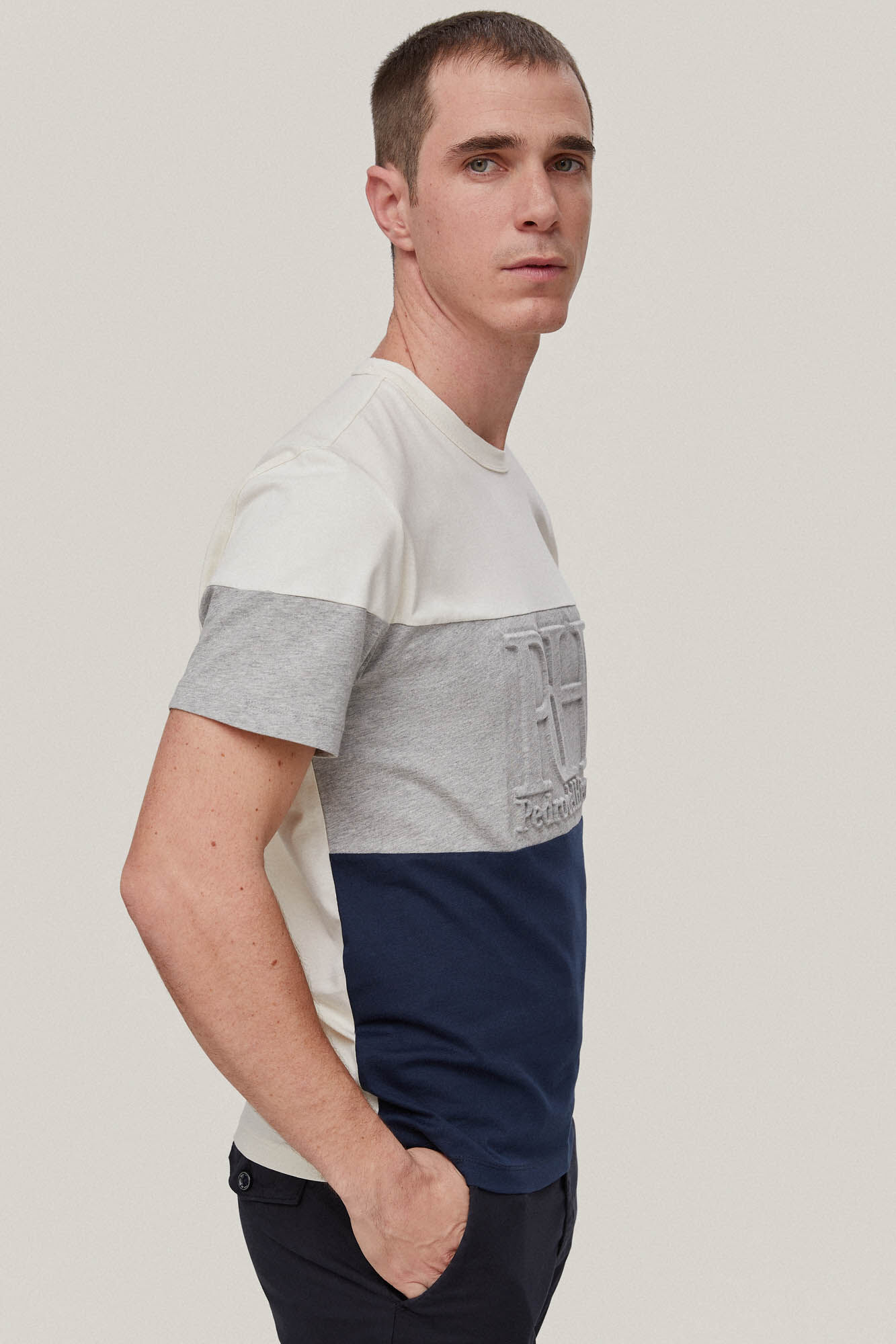 Camiseta com estampa de blocos de logotipo - Cinza