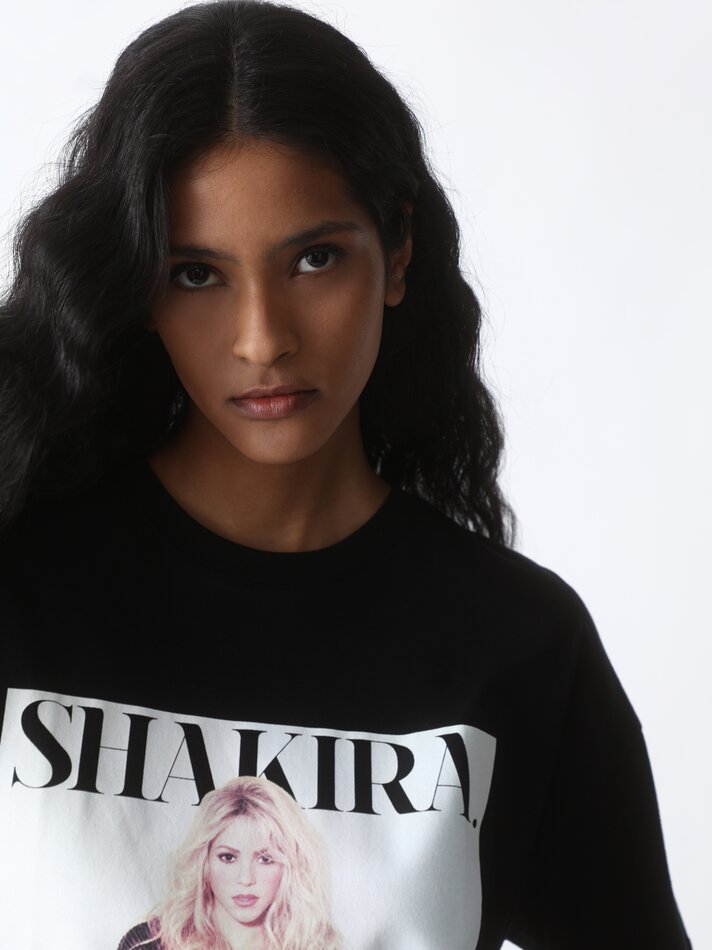 Camiseta Shakira Estampada - Preta