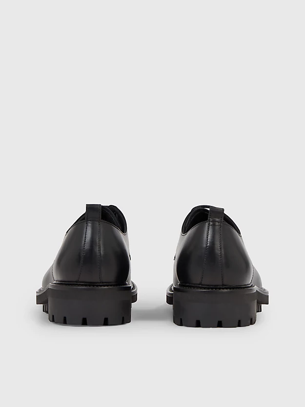 Sapatos de couro com cadarço