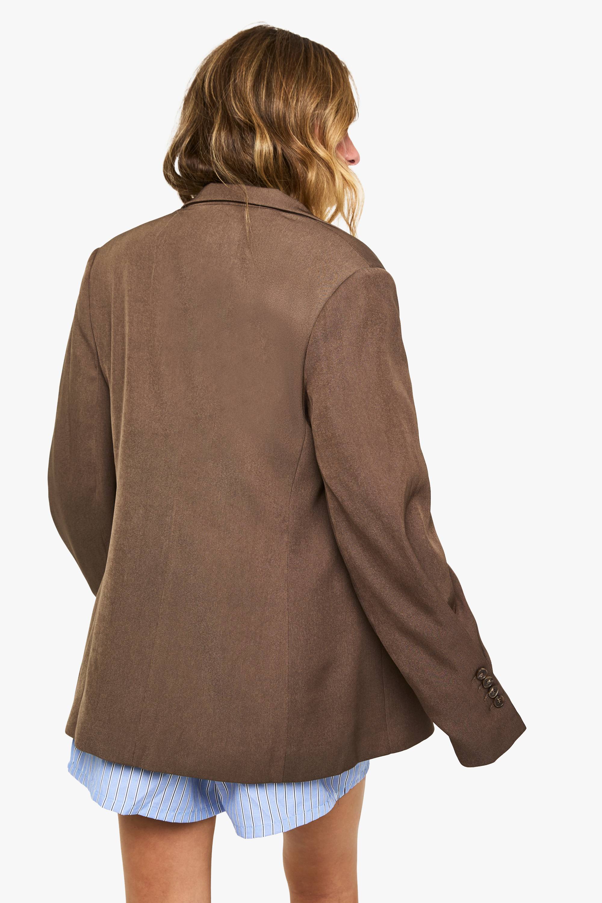 boohoo Blazer surdimensionné à simple boutonnage avec détails boutons et manches volumineuses