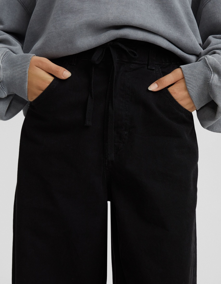 Calça jogger de algodão com cordão.
